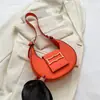 Este ano, a bolsa popular feminina verão simples novo 2023 mão carregando bolsa feminina axila moda moda único ombro bolinho bolsa