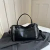 Nova Chegada Outono/Inverno 2026: Bolsa Tote Grande Estilo Doce-Cool com Rebites para Garota Popular, Bolsa de Ombro e Transversal Versátil para o Dia a Dia