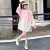 Traje de protección solar para niñas de verano 2026 nuevo modelo, chaqueta fresca con capucha extragrande de protección solar combinada con top sin mangas y shorts conjunto de tres piezas