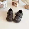 Zapatos de princesa para niñas con bordado de lazo, nueva colección primavera/otoño 2026, suela suave, estilo dulce, zapatos pequeños de piel, estilo Mary Jane