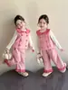Traje de lana para niña, nuevo estilo otoño 2026, estilo coreano moderno y a la moda, súper lindo para bebés, conjunto de tres piezas para primavera y otoño