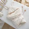 Gorro de Bebé con Orejas Largas Sosteniendo Manta Otoño e Invierno Bolsa de Salida para Recién Nacido Manta Engrosada Cálida Manta de Envoltura