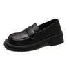 Mocassins femininos de couro genuíno estilo britânico com sola grossa, novos sapatos casuais slip-on para o outono de 2026 para o trabalho