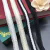 O Fabricante Fornece Diretamente uma Grande Quantidade de Mercadorias em Estoque, Incluindo Fitas Tecidas Pretas e Brancas de 2cm com Padrão Espinha de Peixe para Acabamento de Bordas e Golas Traseiras.