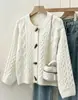 Novo Cardigã Vintage de Tricô Trançado Outono/Inverno 2026 para Mulheres, Gola Redonda, Botão de Chifre, Casaco de Suéter Macio e Grosso