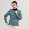 El mismo estilo de chaqueta ligera de plumón con forro interior, adecuada para deportes al aire libre transfronterizos, presenta un cuello redondo de alta calidad que se puede convertir en un top de cuello en V.