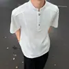 2026 Nueva Camiseta de Manga Corta Estilo Old Money Cuello Henley Textura de Corteza Verano Simple Hombro Recto Cuello Alto Moderna para Hombre