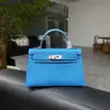 Mini bolso Kelly cosido a mano con hilo encerado de patrón de lagarto, forro de piel de vacuno de plena flor, detalles tachonados a mano de piel de oveja y herrajes de acero completo