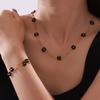 Joyería de estilo británico retro nicho personalidad simple versátil piedra natural con cuentas forma de flor traje de joyería de acero de titanio