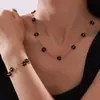 Retro Nicho Elegante Estilo Británico Simple Versátil Joyería Piedra Natural Cuentas Forma de Flor Set de Joyería de Acero de Titanio