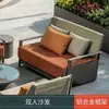 Conjunto de sofá e mesa de centro para exterior, projetado para vilas, jardins e pátios, apresentando assentos em liga de alumínio e construção à prova d'água, adequado para varandas externas.