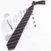 Corbata Japonesa de Rayas Rojas y Doradas sin Nudo con Cremallera Rápida, Corbata Estilo Academia, Pajarita de Plumas JK-DK para Niños