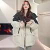 Jaqueta de Algodão com Capuz Color Block Fashionável Estilo Coreano para Mulheres, Super Moderna e Estilosa para o Inverno de 2026, Jaqueta Puffer de Corte Amplo para Figuras Baixas