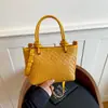 Bolsa de mão com padrão trançado fashion, novo modelo de verão 2026, alto valor estético, texturizada, bolsa quadrada pequena única, bolsa de ombro e transversal de cor sólida