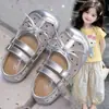 Novas Sandálias de Verão com Cobertura para a Cabeça para Meninas 2026, Sapatos de Princesa com Laços de Pérola para Bebês, Sapatos Infantis Estilosos com Renda Vazada