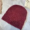 Gorro de punto calado estilo Ju Jingyi para mujer, estilo fino de verano, hace que la cara se vea más pequeña, gorro holgado de punto retro artístico