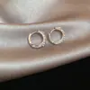 Pendientes Redondos de Circonita Estilo Minimalista Francés para Mujer, Pendientes Exquisitos y de Moda con un Toque de Lujo Ligero y Sensación de Alta Gama, Diseño Único