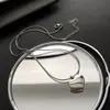 Collar de amor hueco de acero de titanio resistente a la decoloración para mujer, colgante de amor con diseño de nicho de lujo ligero, cadena de clavícula de temperamento versátil
