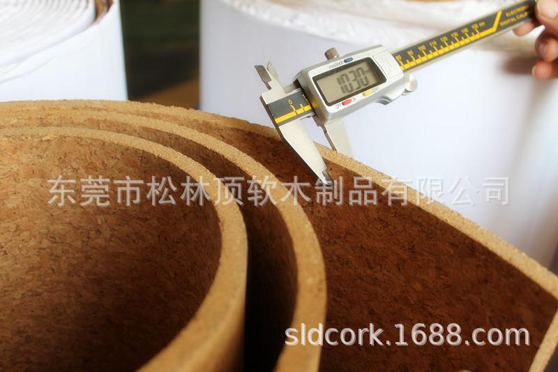 成卷大碎花软木卷材测量厚度