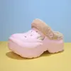 Pantuflas de algodón para mujer con forro polar, suela gruesa, nuevo estilo otoño/invierno, para usar en exteriores, que aumentan la altura, cálidas, con diseño perforado y suela de EVA para uso en invierno