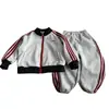 Traje Deportivo para Niños Primavera y Otoño 2026 Modelo Nuevo, Conjunto Elegante y Moderno de Dos Piezas con Sudadera con Cremallera para Niños Pequeños