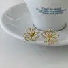Pendientes de botón huecos con diseño de flor estilo coreano para mujer, con un diseño fresco y elegante, pendientes de alta gama, joyería versátil estilo nuevo bosque