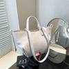 Bolso de mano estilo coreano de diseño de nicho, estilo retro sencillo, nuevo bolso de hombro de gran capacidad y combinable para uso diario (2025)