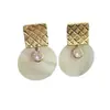 Pendientes Blancos de Concha Estilo Francés para Mujer, Vacaciones Francesas, Nuevos Pendientes de Botón de Nicho 2026, Pendientes Elegantes de Lujo Ligero