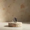 Anillo de Lujo Ligero de Gama Alta Estilo Aristocrático Bohemio Joyería Textura de Obsidiana Incrustado de Circonita de Cristal Rodeado de Diamantes Pequeños