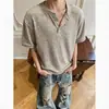Camiseta de Verano Nueva Estilo Americano Rayas Textura Old Money Holgada Cuello Henley Manga Corta para Hombre, Moderna y Versátil, Negra