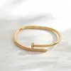 Europeo y Americano Elegante Popular Elegante Uña Circonita Acero de Titanio Pulsera para Mujer Hebilla de Alta Gama Joyería de Diamante