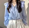 La popular y hermosa blusa de este año tiene un toque de lujo ligero, un estilo nicho francés y es una exquisita camisa azul de manga larga para mujer, perfecta para principios de otoño.