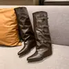 Botas de Bico Fino Estilo Western para Calça Outono/Inverno 2025 Novas Versáteis Retro Fivela Plissadas Empilhadas Salto Grosso Botas Longas