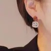 Aretes de Botón Geométricos Huecos Marrones con Perlas de Imitación para Mujer, Nuevos Pendientes Populares de Gama Alta 2026 para Mujer, Accesorios para Orejas Otoño/Invierno