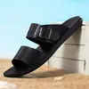Sandalias de verano para hombre transfronterizas con correas de hebilla, pantuflas estampadas huecas, versátiles para usar al aire libre, sandalias para hombre de suela blanda, resistentes al desgaste y antideslizantes