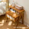 Porta de armário trançada em rattan em estilo de madeira natural, mesa de cabeceira com design de pernas anguladas e estáveis, um armário de armazenamento multifuncional para o quarto, um design popular