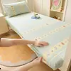 Juego de tres piezas de sábana de gasa de doble capa para dormir desnudo, estampado de dibujos animados, protector de cubierta de cama individual/doble para dormitorio, cubierta de colchón Simmons