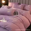 Conjunto de Cuatro Piezas de Terciopelo de Cristal Liso Bordado, Tendencia Influencer en Vivo, Conjunto de Peso Pesado de Terciopelo de Leche Francés
