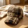 Nueva gorra de béisbol de felpa a cuadros retro para otoño e invierno para mujer, estilo coreano con letras bordadas, moderna y versátil, gorra de béisbol cálida