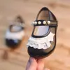 Sapatos de Princesa com Pérolas para Meninas 2025 Nova Coleção Primavera e Outono Estilo Pequena Fragrância Sapatos Rasos de Couro para Crianças Sapatos Macios com Solado para Bebês Meninas