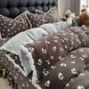 Juego de ropa de cama de cuatro piezas de leche de alto gramaje, juego de funda de edredón cálida de doble cara de coral con pompón para invierno.