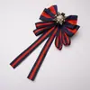 Estilo transfronterizo más vendido broche de corsage con lazo de pedrería a rayas decoración para camisa corbata cuello accesorios de flor