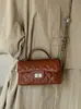Bolsa de mão acolchoada estilo Chanel para mulheres, versátil e elegante, cor sólida, de ombro e transversal, verão 2026.