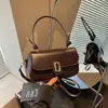 Bolsa baguette de ombro único, axila, de mão, personalidade francesa, tendência 2026, superfície brilhante, fivela novo estilo, moda retrô, estilosa