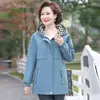 Nueva chaqueta con capucha de otoño para madres, color liso, elegante y rejuvenecedora, gabardina de manga larga para mujeres de mediana edad y mayores