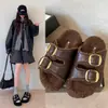Zapatillas peludas de moda con doble tira y suela gruesa para mujer, nuevo modelo de otoño 2026, sandalias tipo mule peludas cómodas para usar en exteriores
