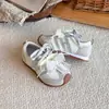 Tênis Esportivo Feminino 2026 Primavera/Outono Novo Estilo Estilo Ballet Infantil Tênis de Treino Alemão Solado Macio Meninas Cadarço Laço Sapatos Individuais