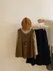 Nuevo conjunto de tres piezas de otoño para niñas estilo coreano: camiseta básica simple de manga larga, vestido chaleco elegante, pantalones rectos florales versátiles