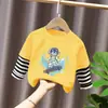 Camiseta de manga larga a rayas de algodón puro para niños, base holgada y versátil, look elegante de dos piezas para niños mayores, top moderno de primavera y otoño