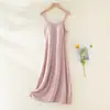Um Novo Estilo de Camisola de Viscose para Primavera, Verão e Outono, Apresentando Cor Sólida, Design com Bojo Integrado, Caimento Solto, Confortável para Usar em Casa e Adequado para Usar na Rua